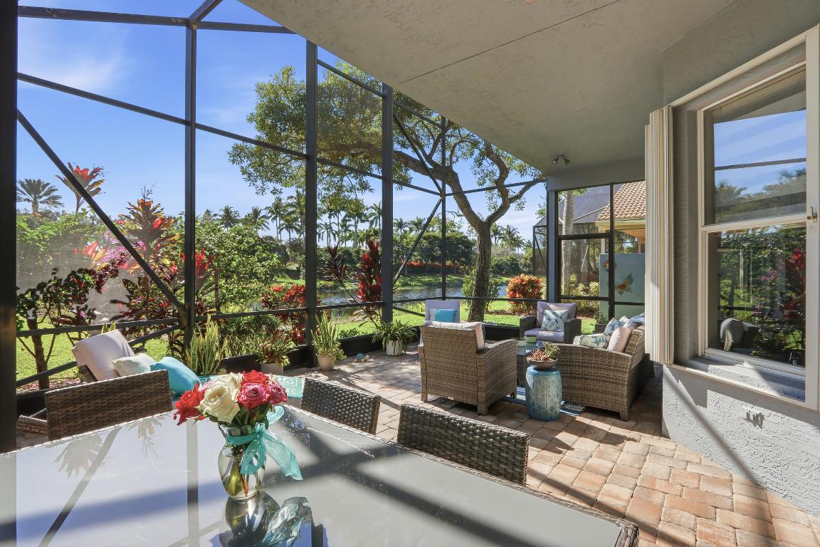 8752 Palm Riv Lake Worth, FL 33467