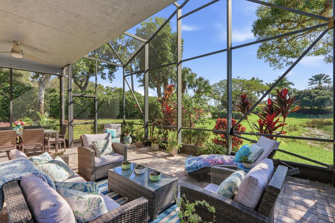 8752 Palm Riv Lake Worth, FL 33467