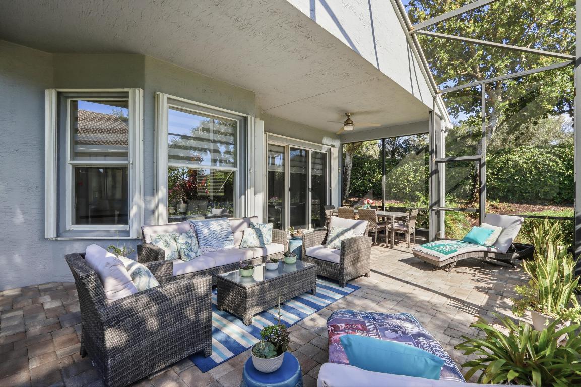 8752 Palm Riv Lake Worth, FL 33467