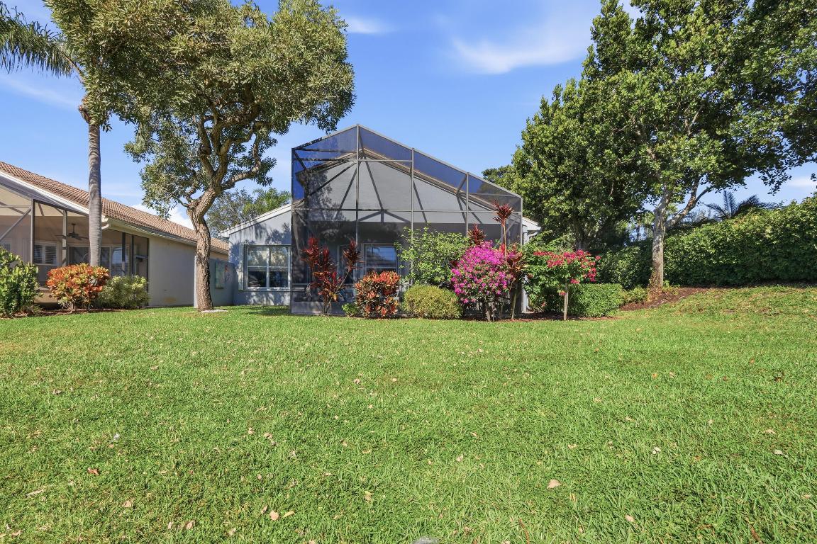 8752 Palm Riv Lake Worth, FL 33467