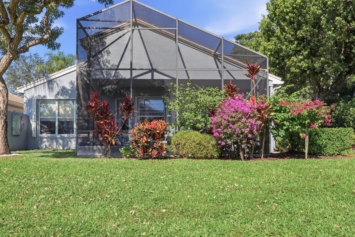 8752 Palm Riv Lake Worth, FL 33467