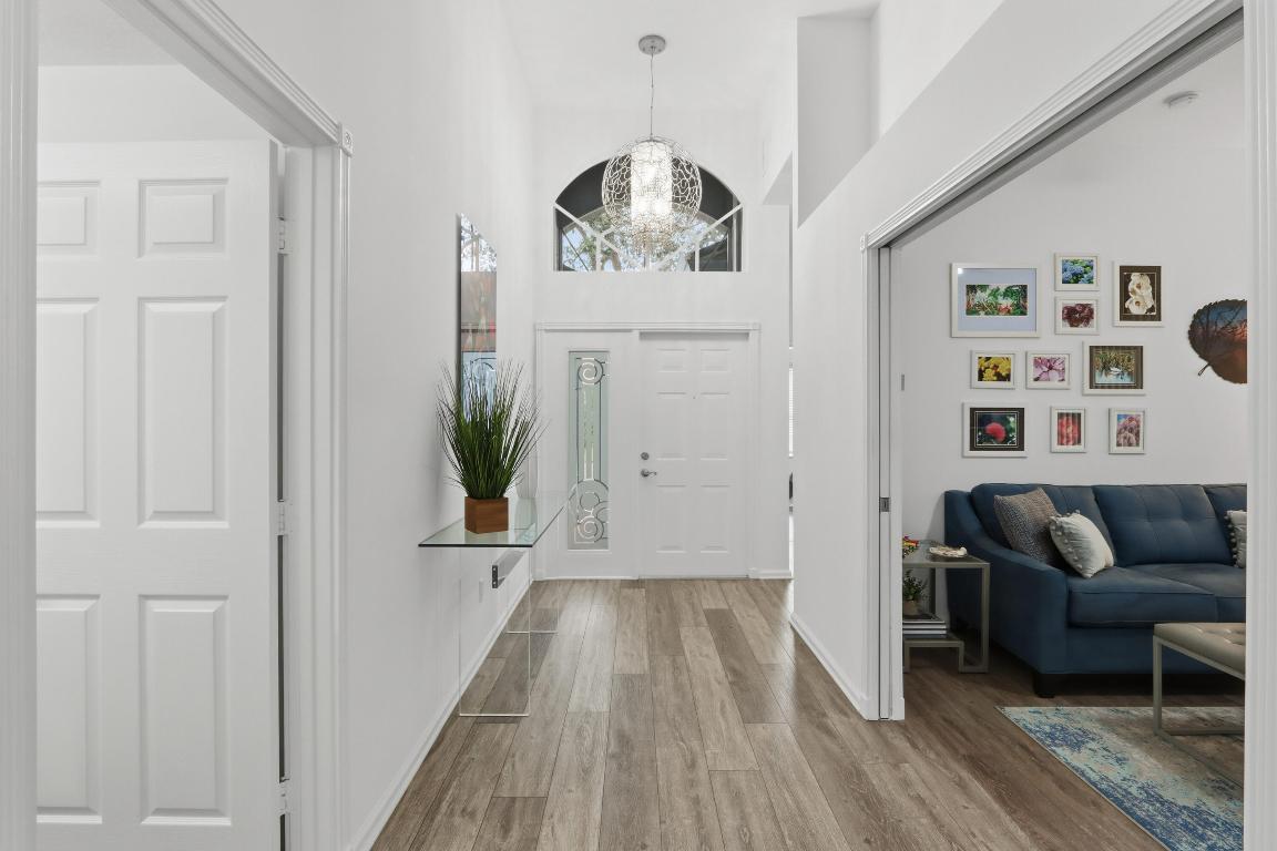 8752 Palm Riv Lake Worth, FL 33467