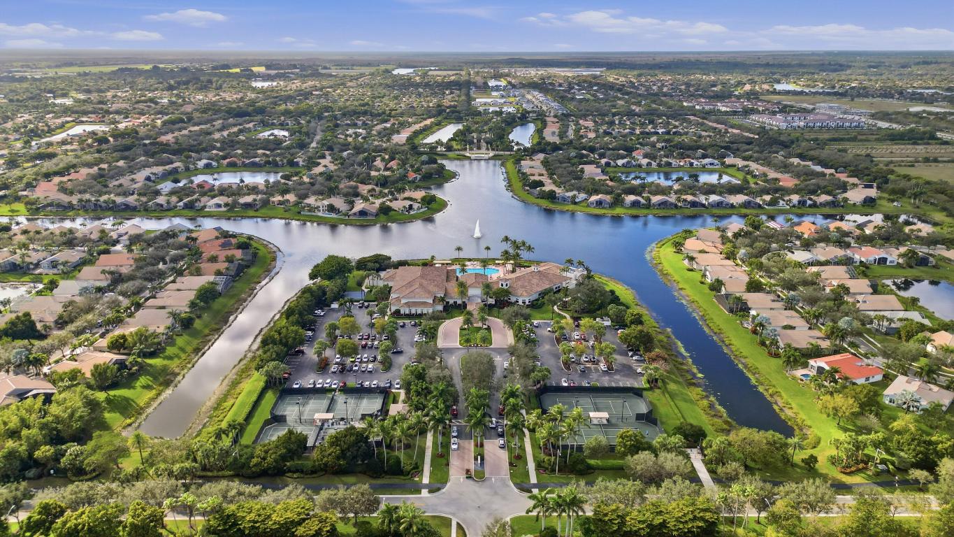 8752 Palm Riv Lake Worth, FL 33467