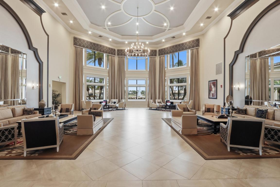 8752 Palm Riv Lake Worth, FL 33467