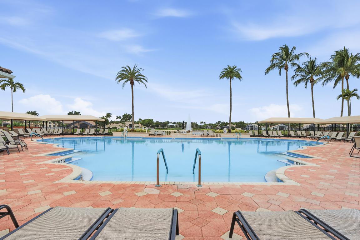 8752 Palm Riv Lake Worth, FL 33467