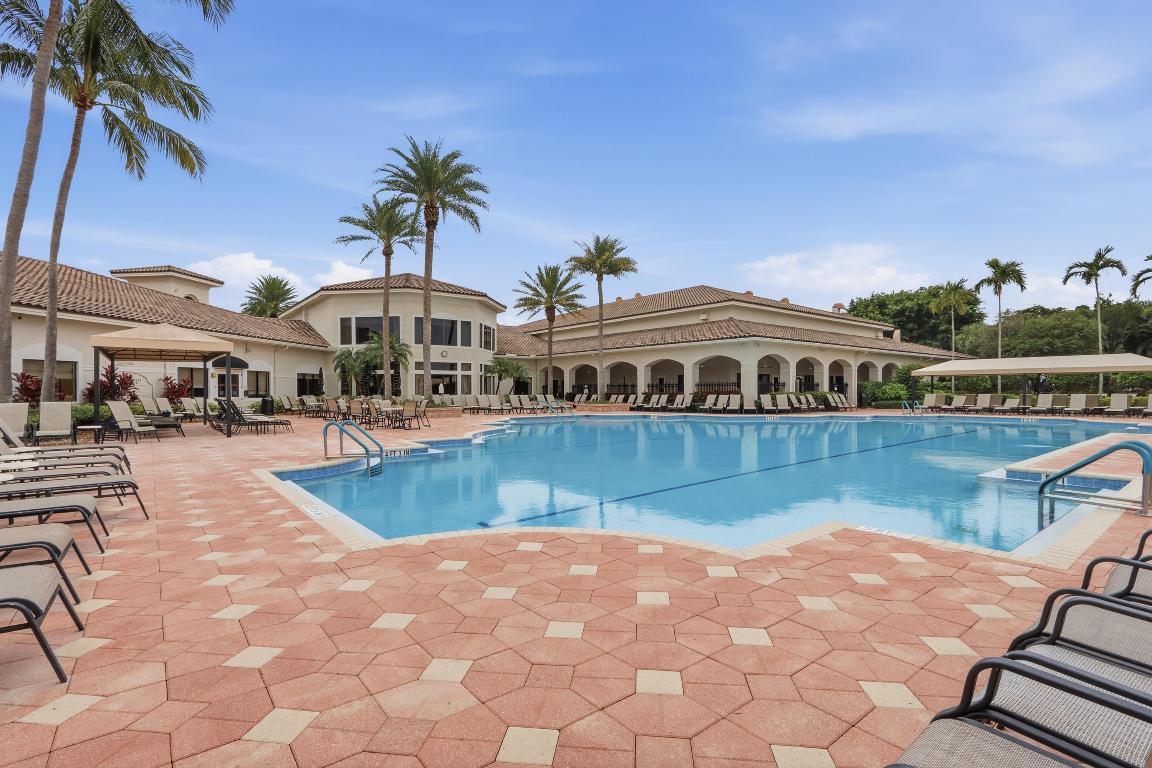 8752 Palm Riv Lake Worth, FL 33467