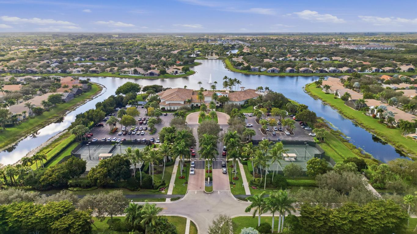 8752 Palm Riv Lake Worth, FL 33467