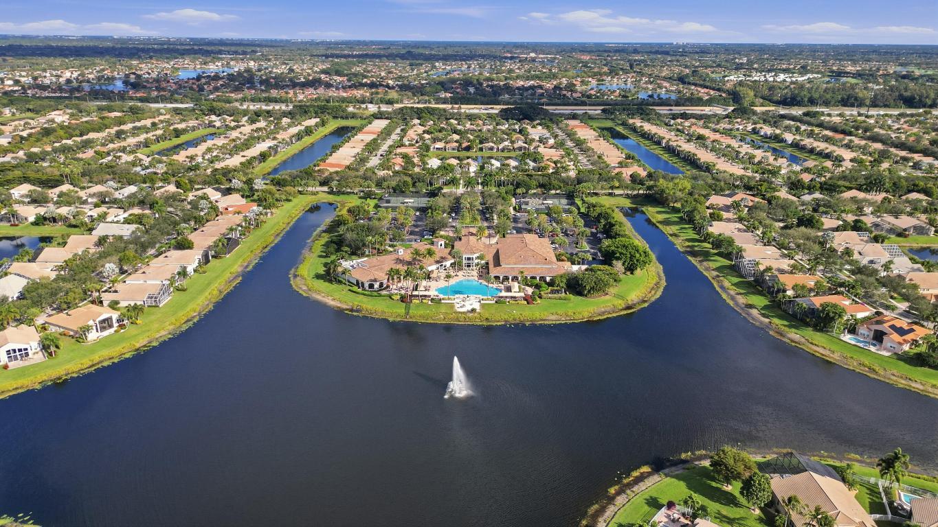 8752 Palm Riv Lake Worth, FL 33467
