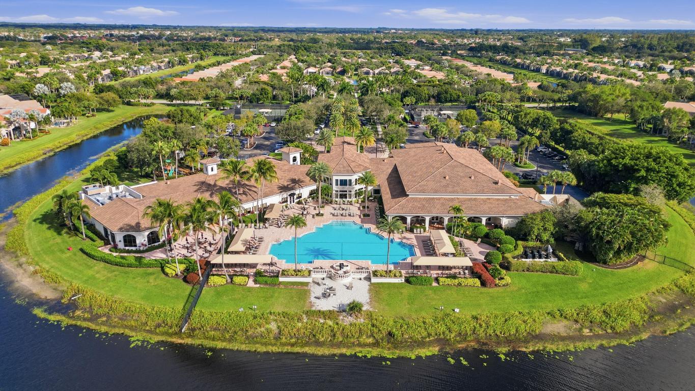 8752 Palm Riv Lake Worth, FL 33467