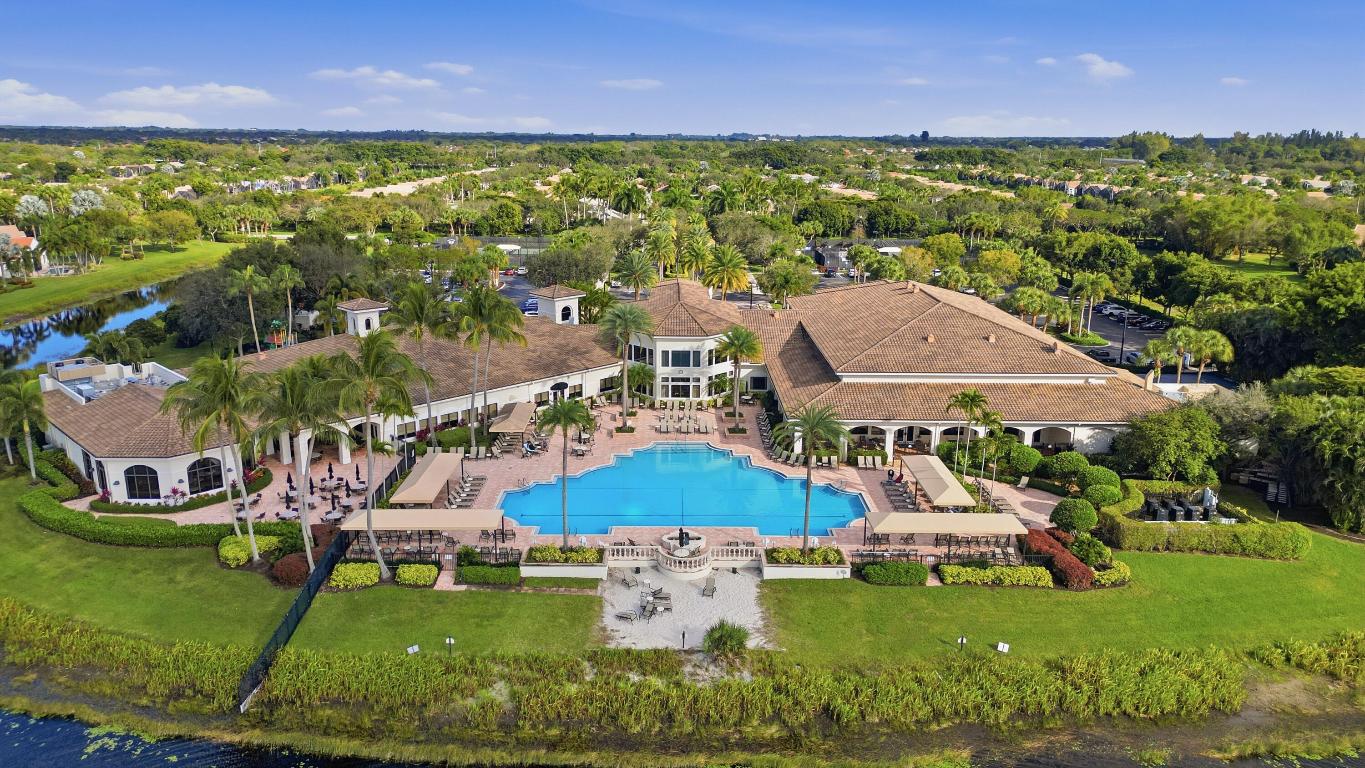 8752 Palm Riv Lake Worth, FL 33467