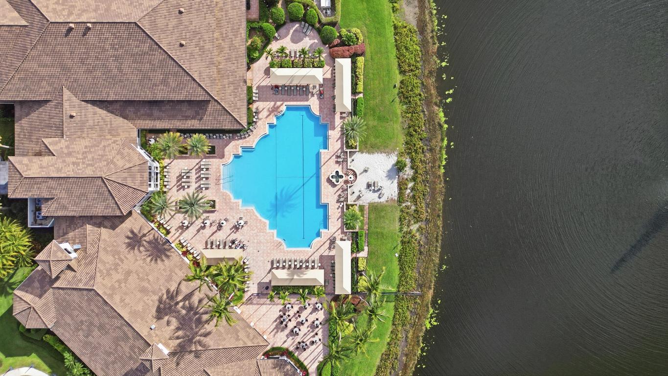 8752 Palm Riv Lake Worth, FL 33467