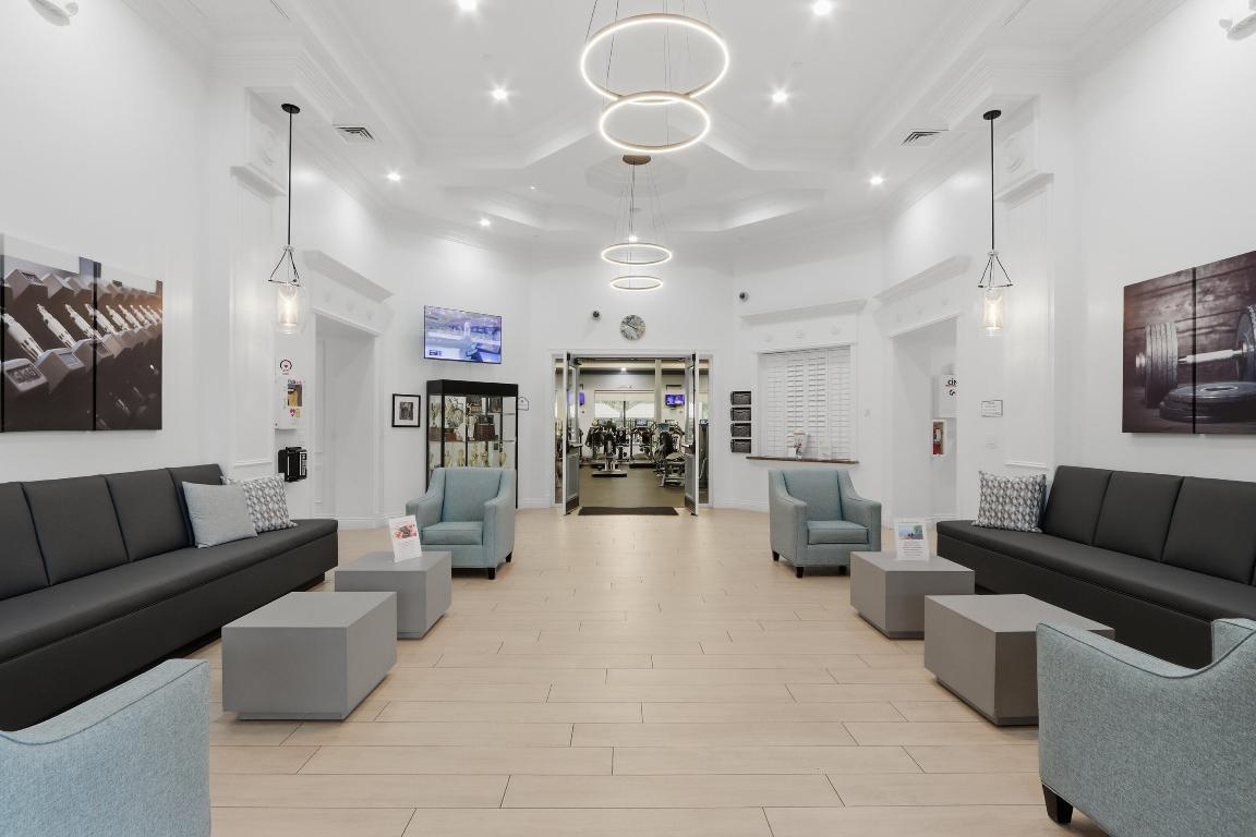 8752 Palm Riv Lake Worth, FL 33467