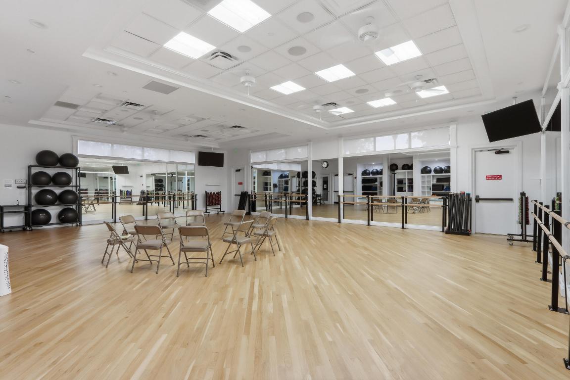 8752 Palm Riv Lake Worth, FL 33467