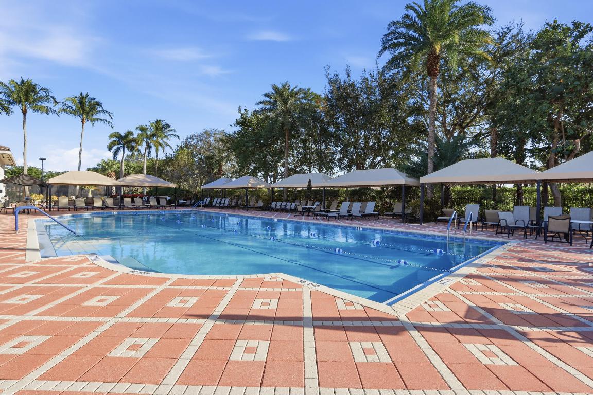 8752 Palm Riv Lake Worth, FL 33467