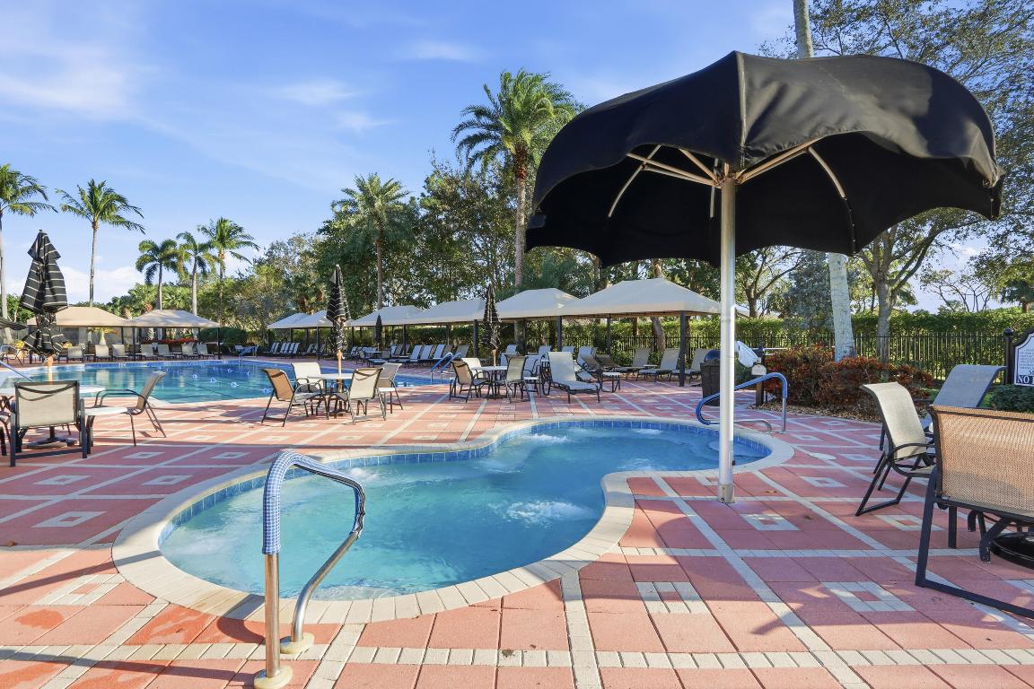 8752 Palm Riv Lake Worth, FL 33467