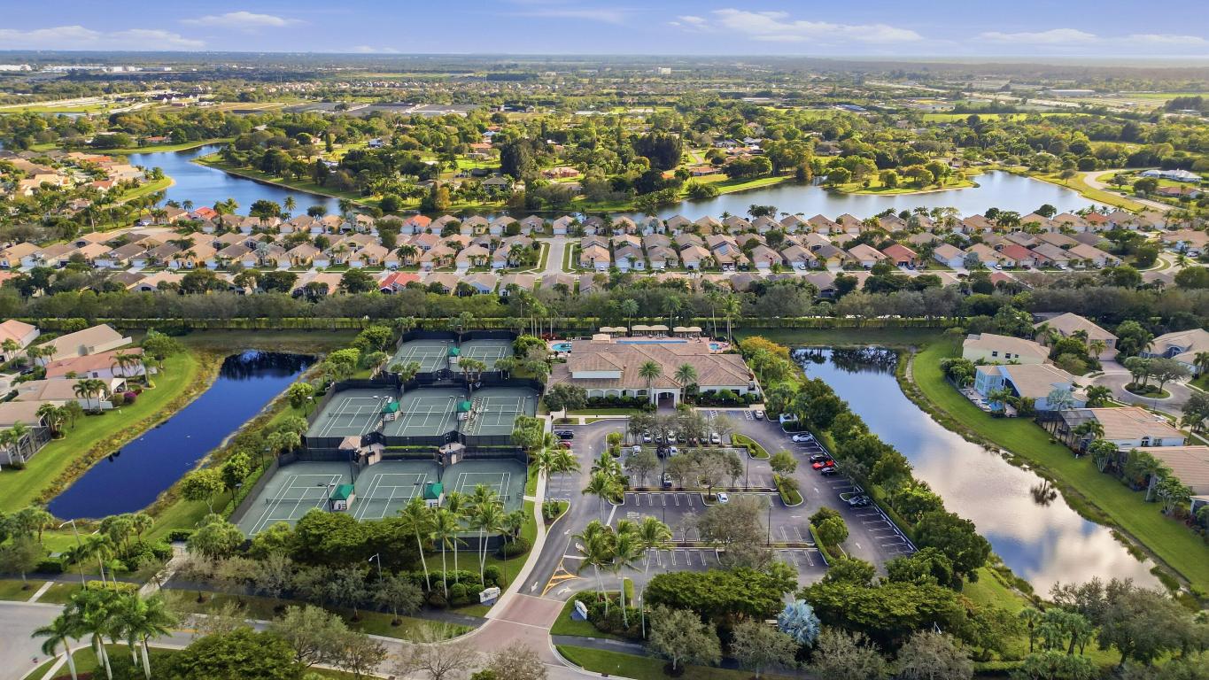 8752 Palm Riv Lake Worth, FL 33467
