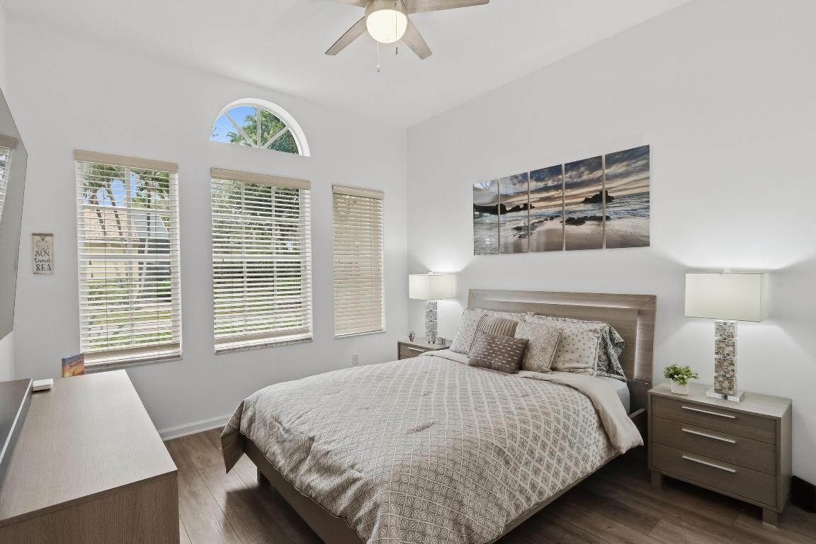 8752 Palm Riv Lake Worth, FL 33467