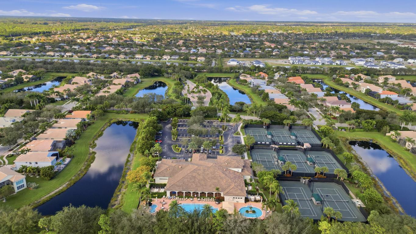 8752 Palm Riv Lake Worth, FL 33467