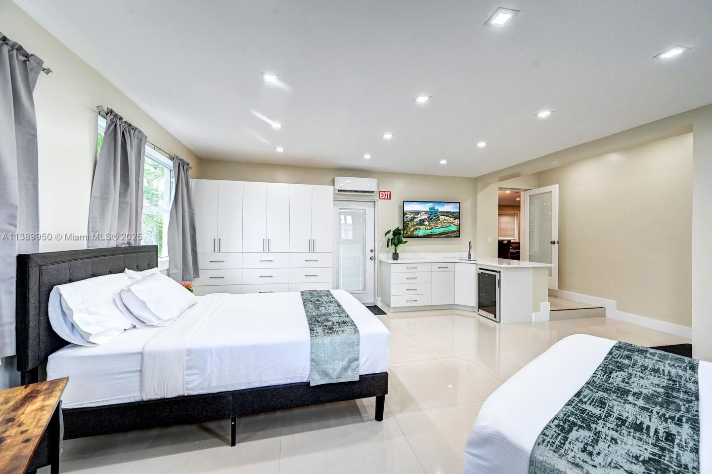 801 Harrison St Hollywood, FL 33019