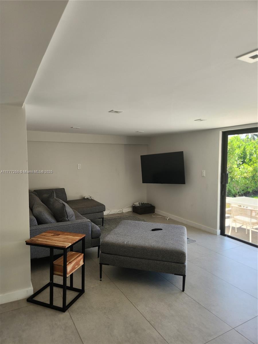 536 Hibiscus Dr Hallandale Beach, FL 33009