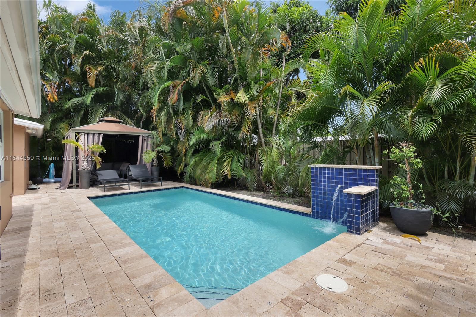 424 NE 27th Dr