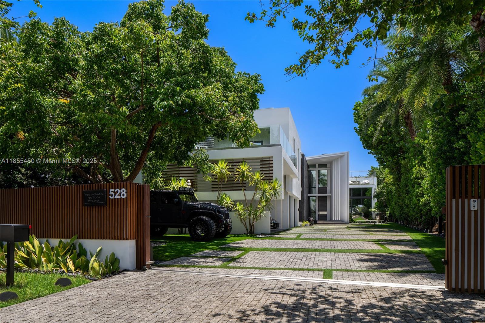 528 Lakeview Ct Miami Beach, FL 33140