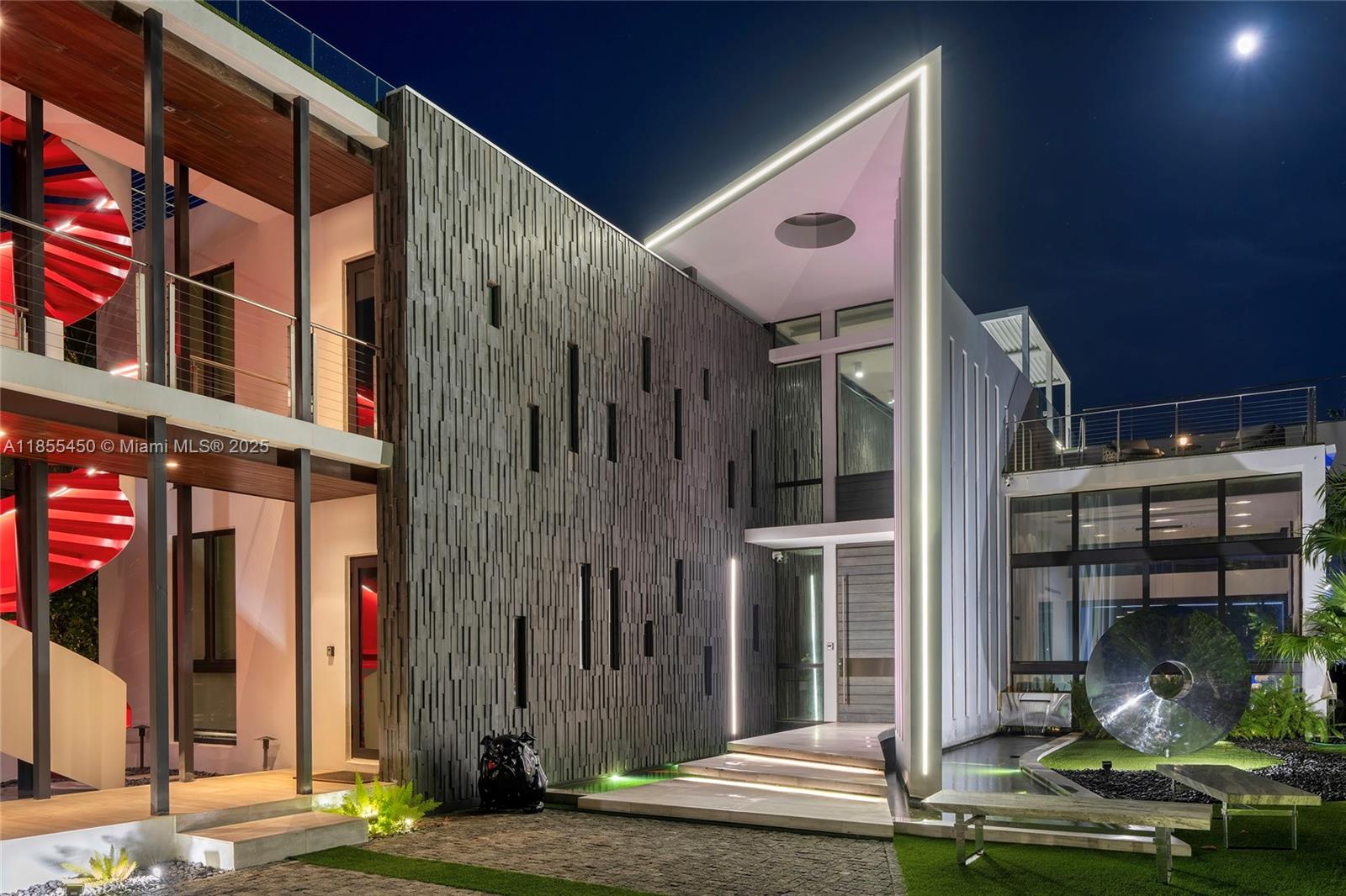 528 Lakeview Ct Miami Beach, FL 33140