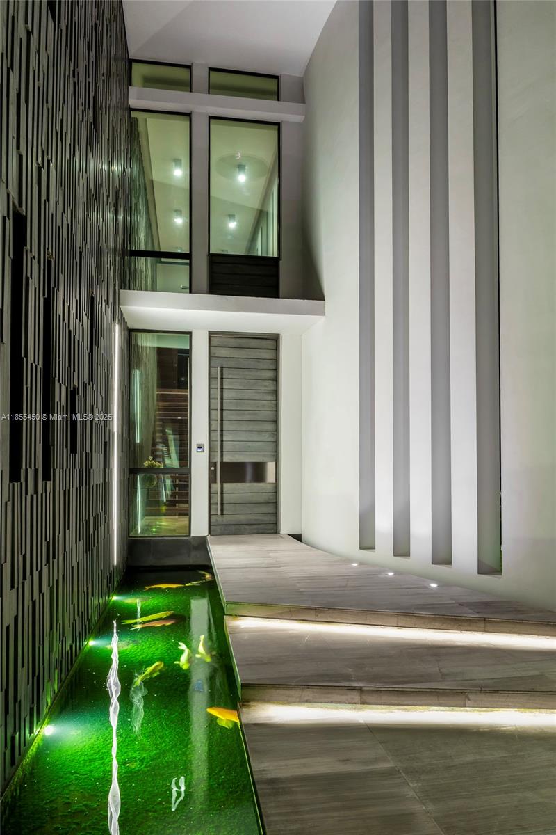 528 Lakeview Ct Miami Beach, FL 33140