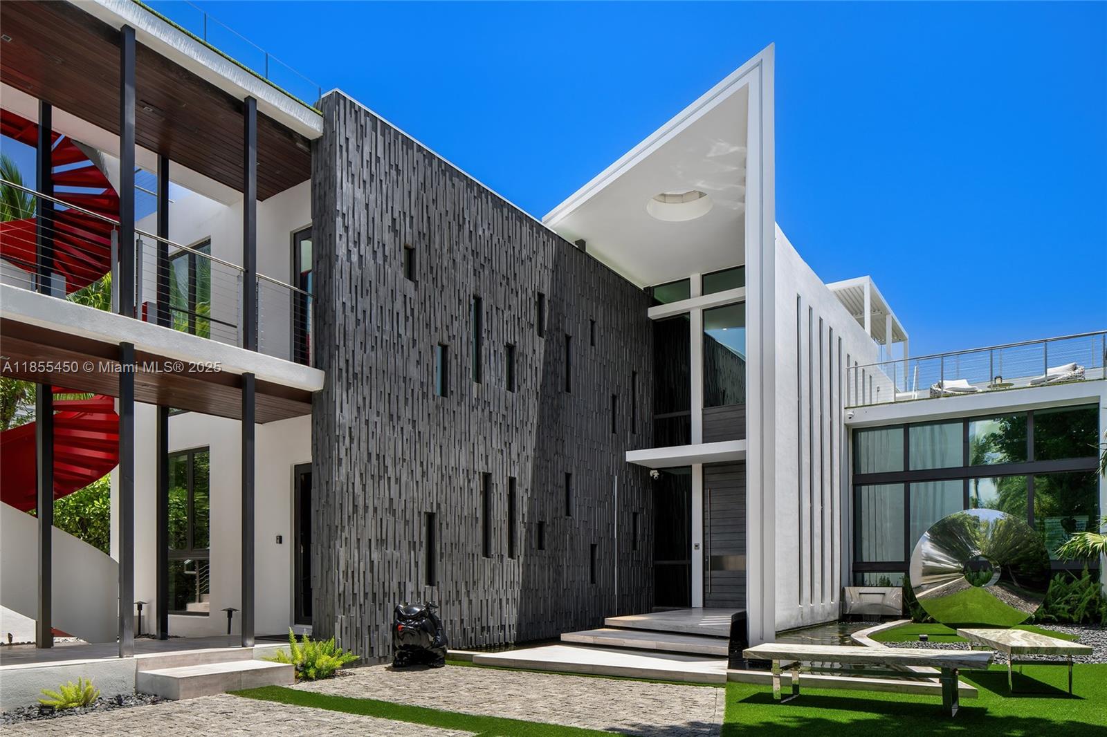 528 Lakeview Ct Miami Beach, FL 33140