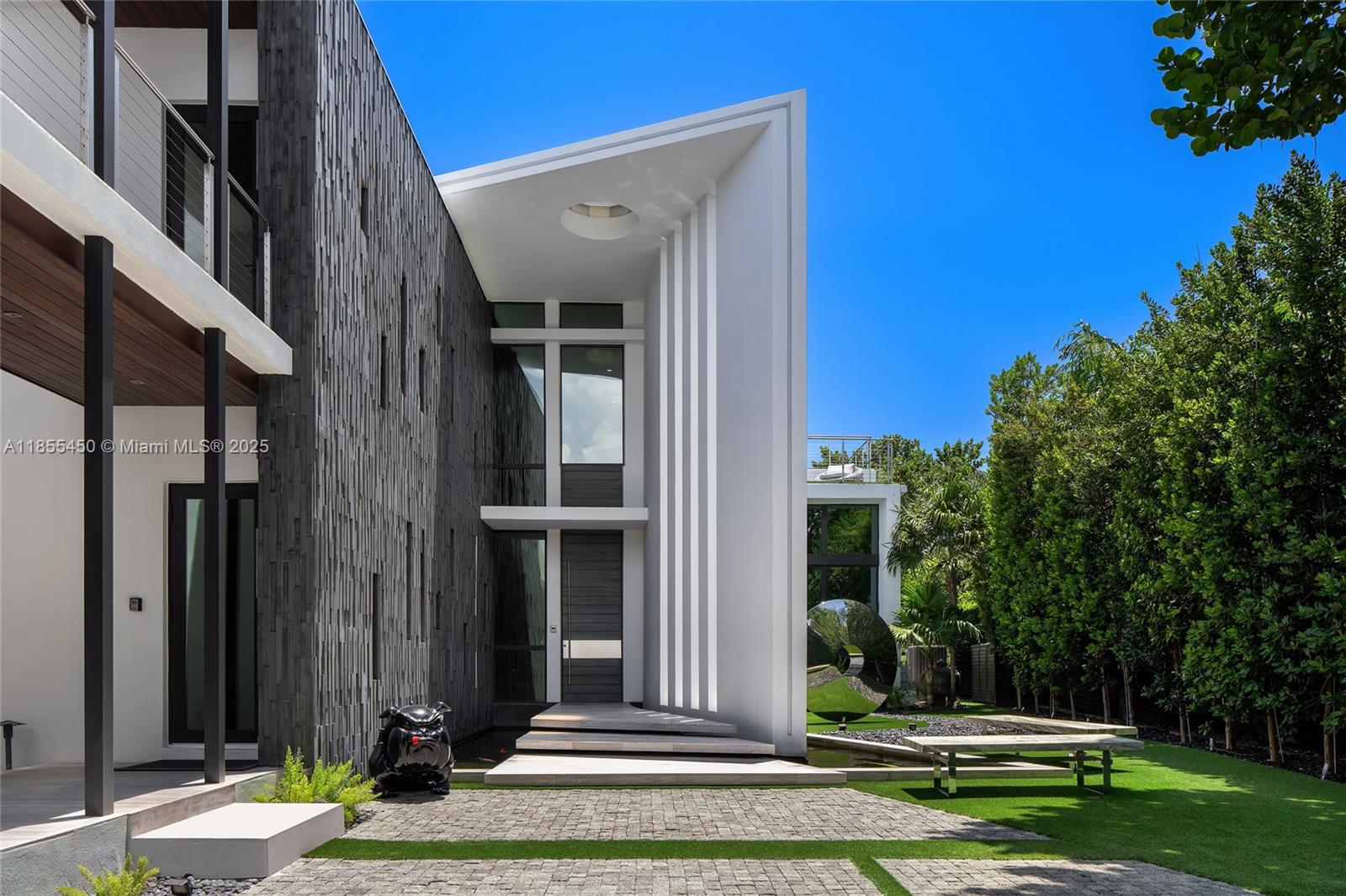 528 Lakeview Ct Miami Beach, FL 33140