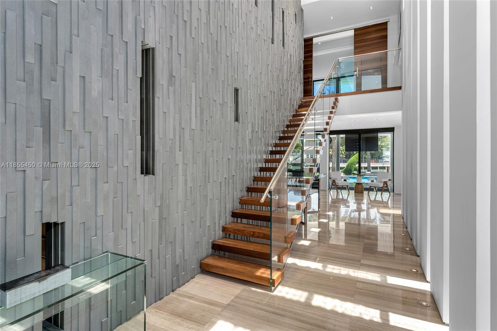 528 Lakeview Ct Miami Beach, FL 33140