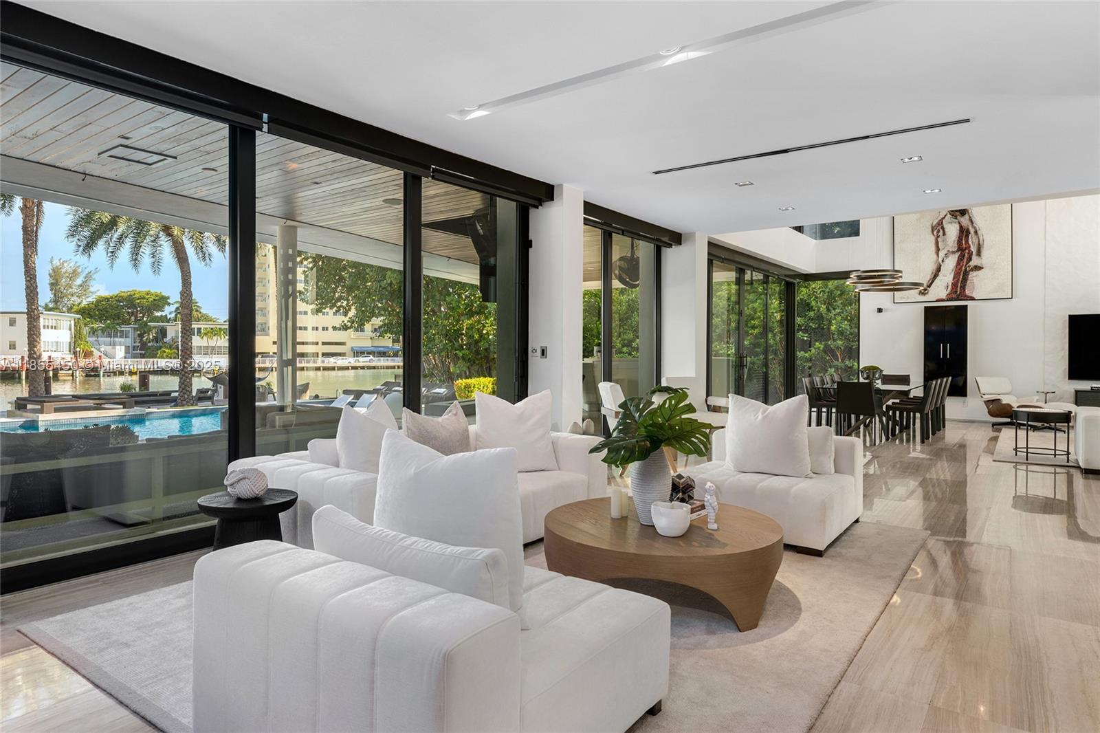 528 Lakeview Ct Miami Beach, FL 33140