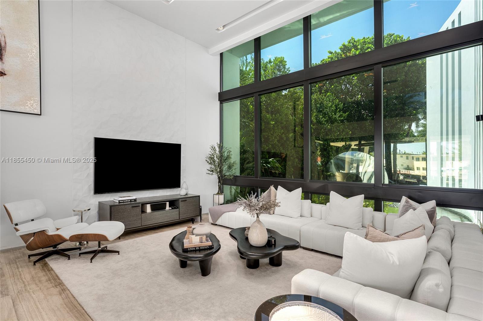 528 Lakeview Ct Miami Beach, FL 33140