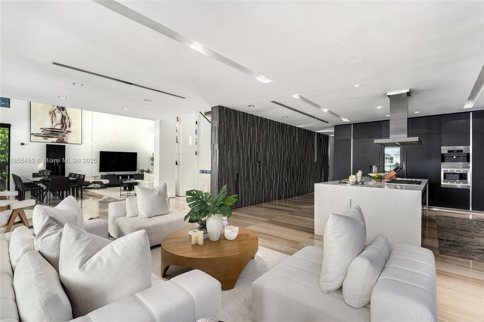 528 Lakeview Ct Miami Beach, FL 33140