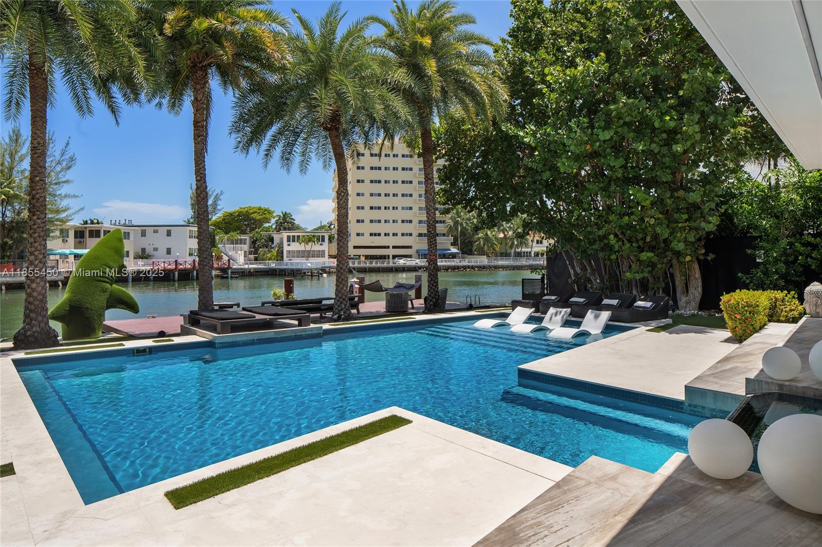 528 Lakeview Ct Miami Beach, FL 33140