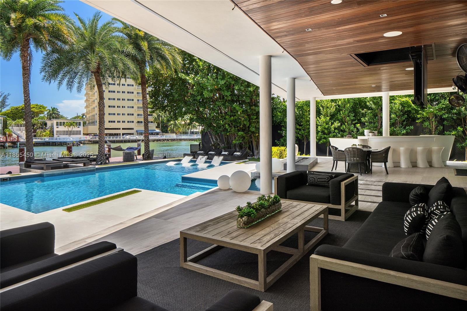 528 Lakeview Ct Miami Beach, FL 33140