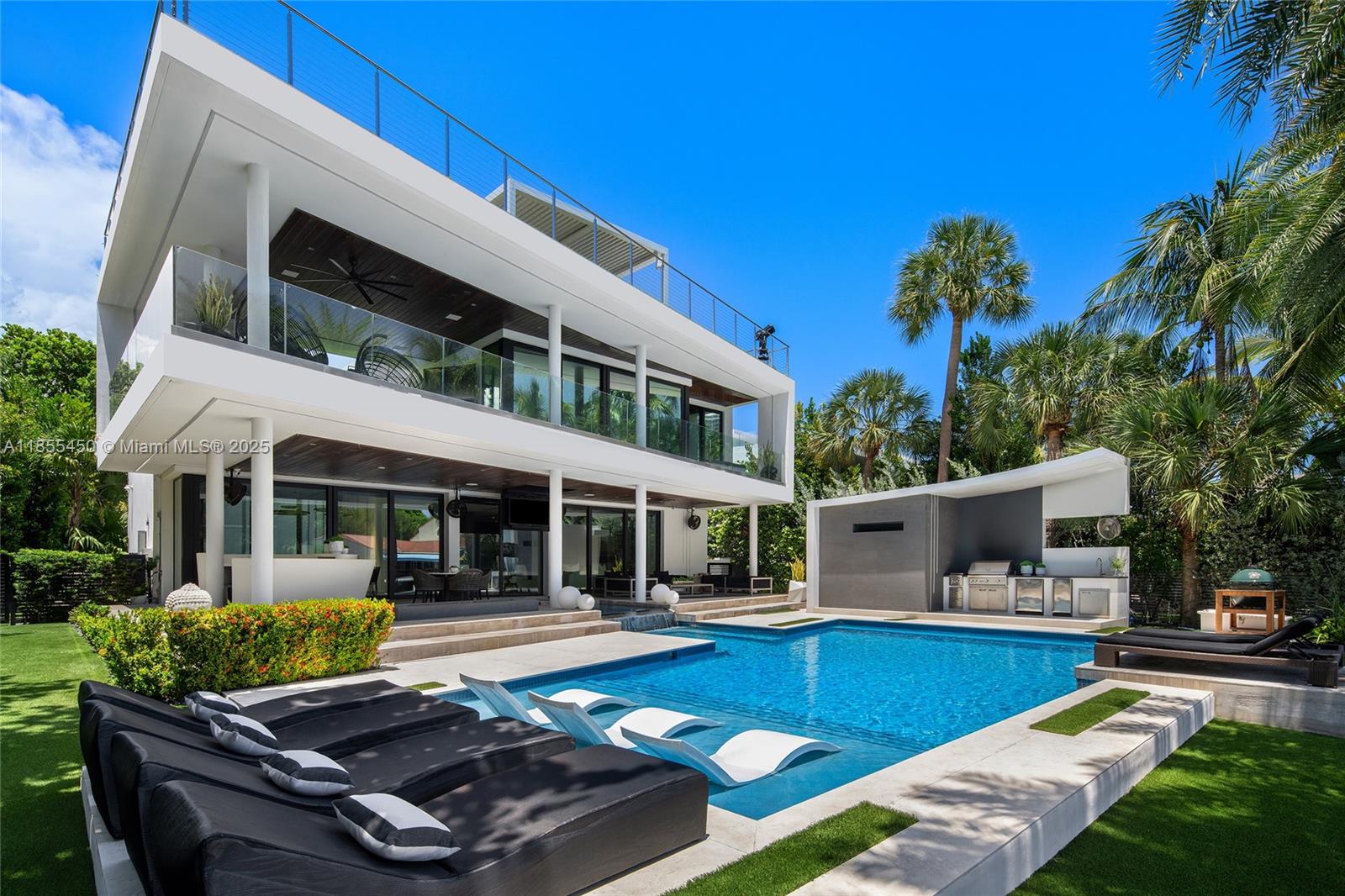 528 Lakeview Ct Miami Beach, FL 33140