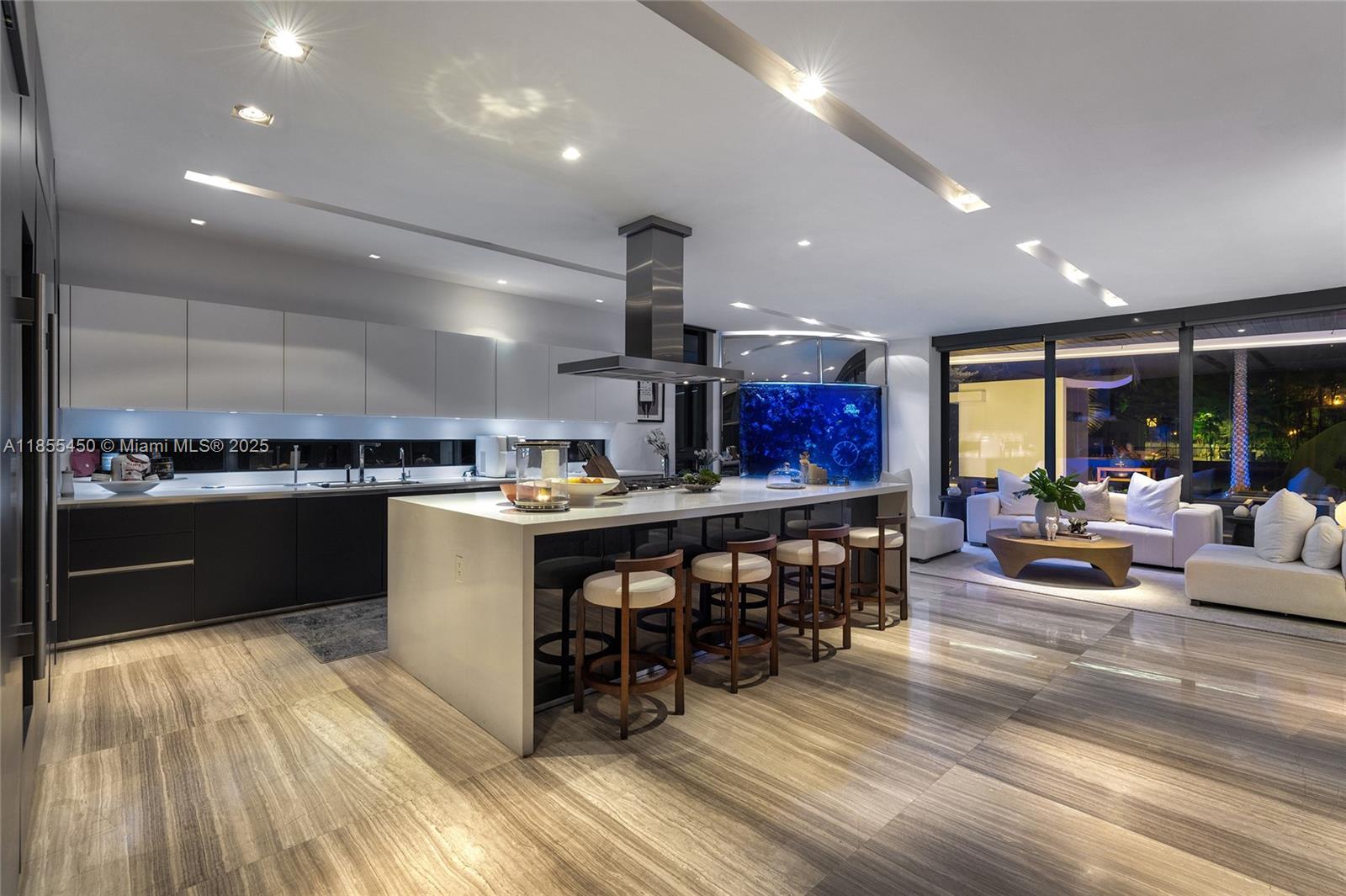 528 Lakeview Ct Miami Beach, FL 33140