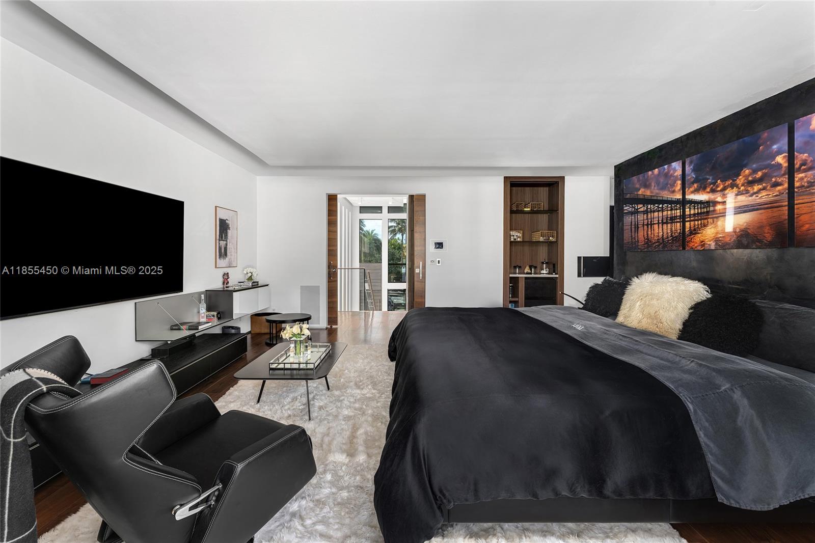 528 Lakeview Ct Miami Beach, FL 33140