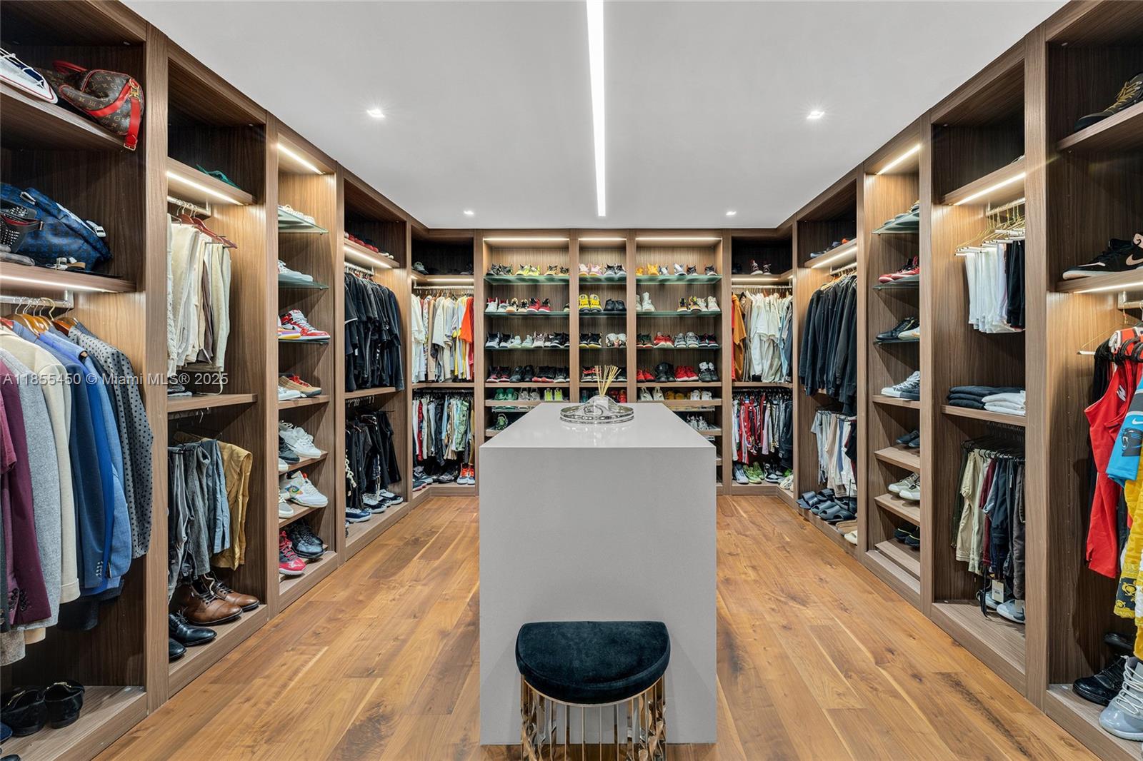 528 Lakeview Ct Miami Beach, FL 33140