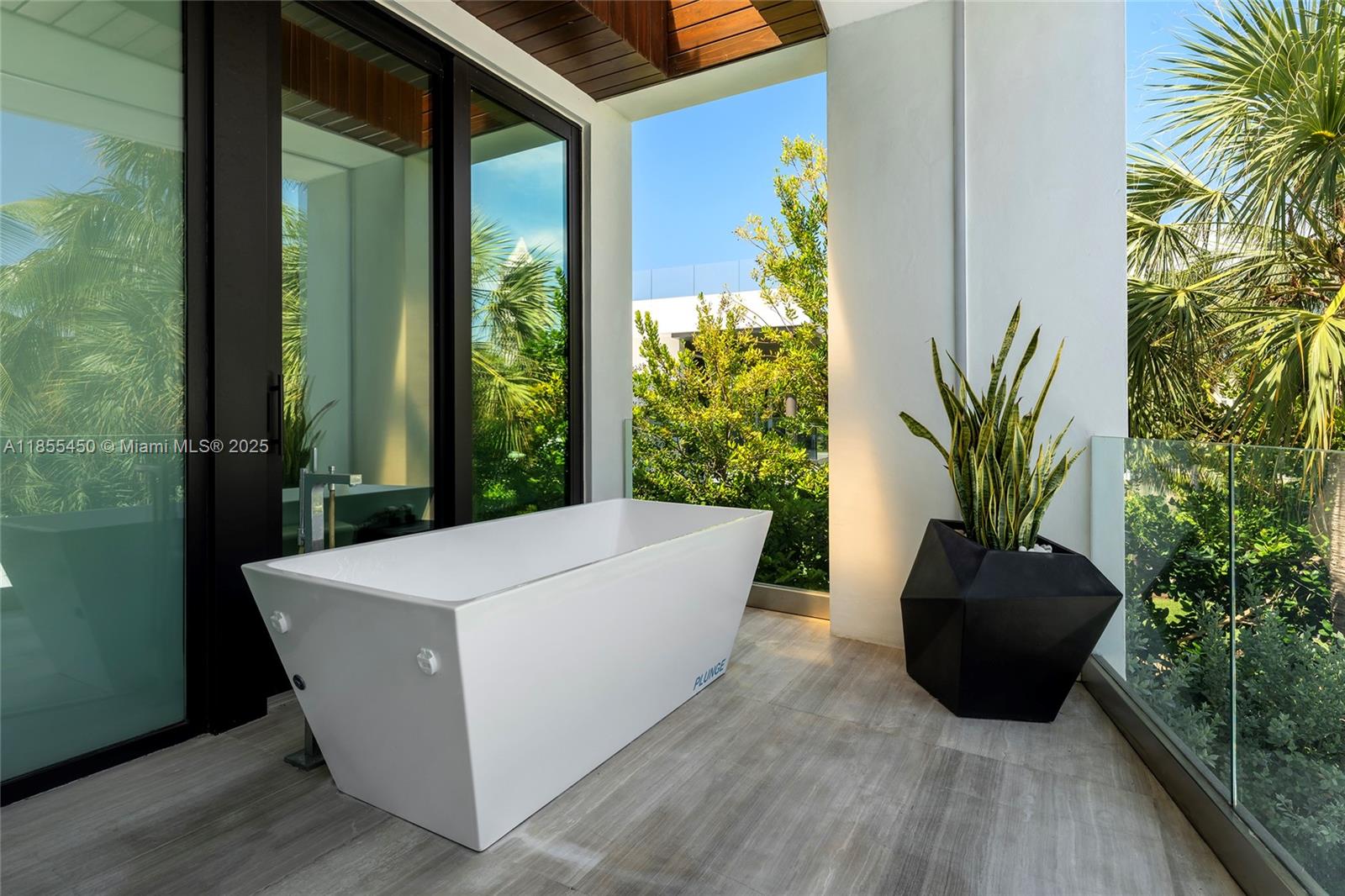 528 Lakeview Ct Miami Beach, FL 33140