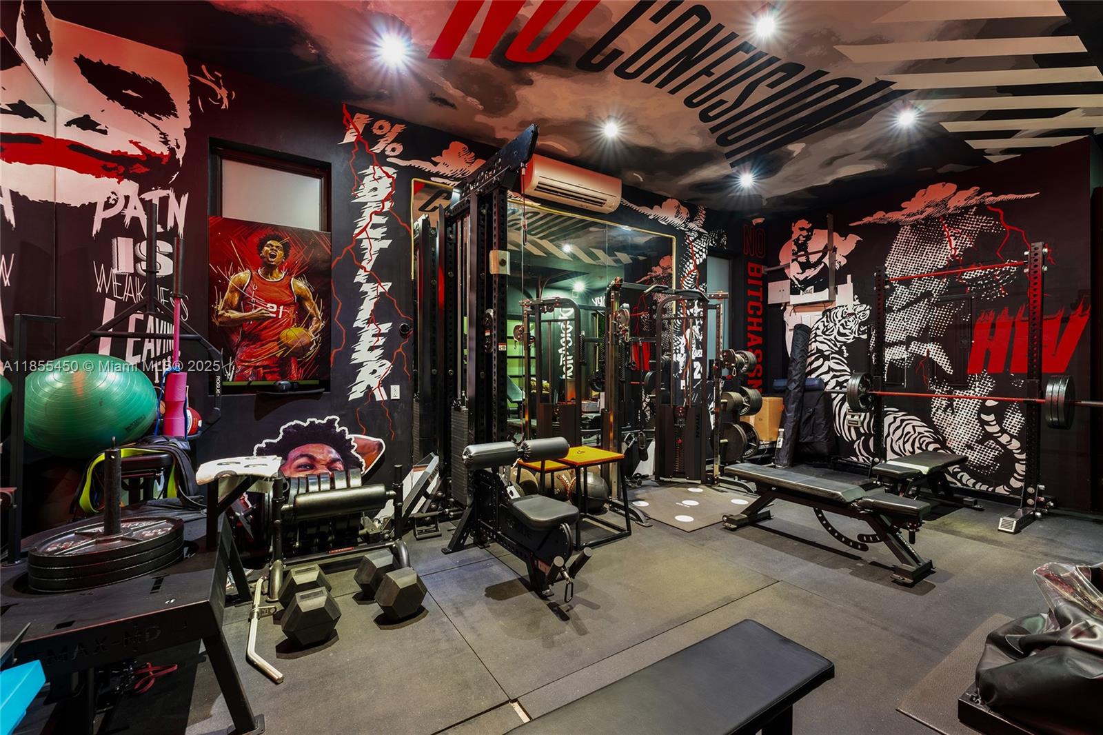 528 Lakeview Ct Miami Beach, FL 33140