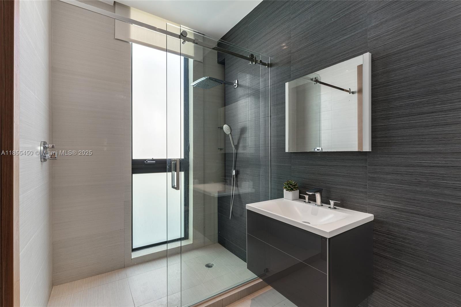 528 Lakeview Ct Miami Beach, FL 33140