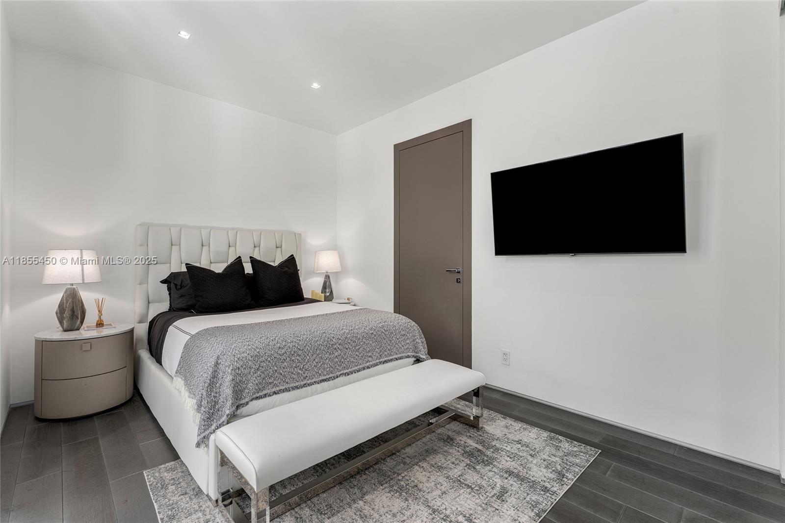 528 Lakeview Ct Miami Beach, FL 33140