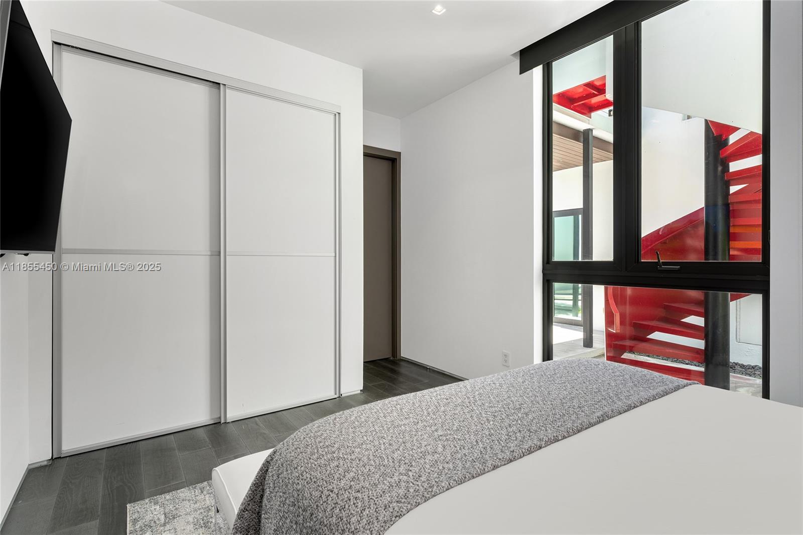 528 Lakeview Ct Miami Beach, FL 33140