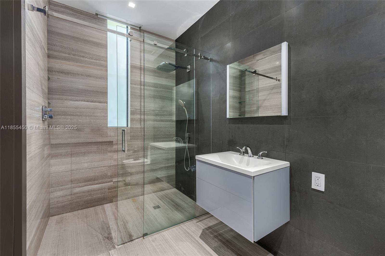 528 Lakeview Ct Miami Beach, FL 33140