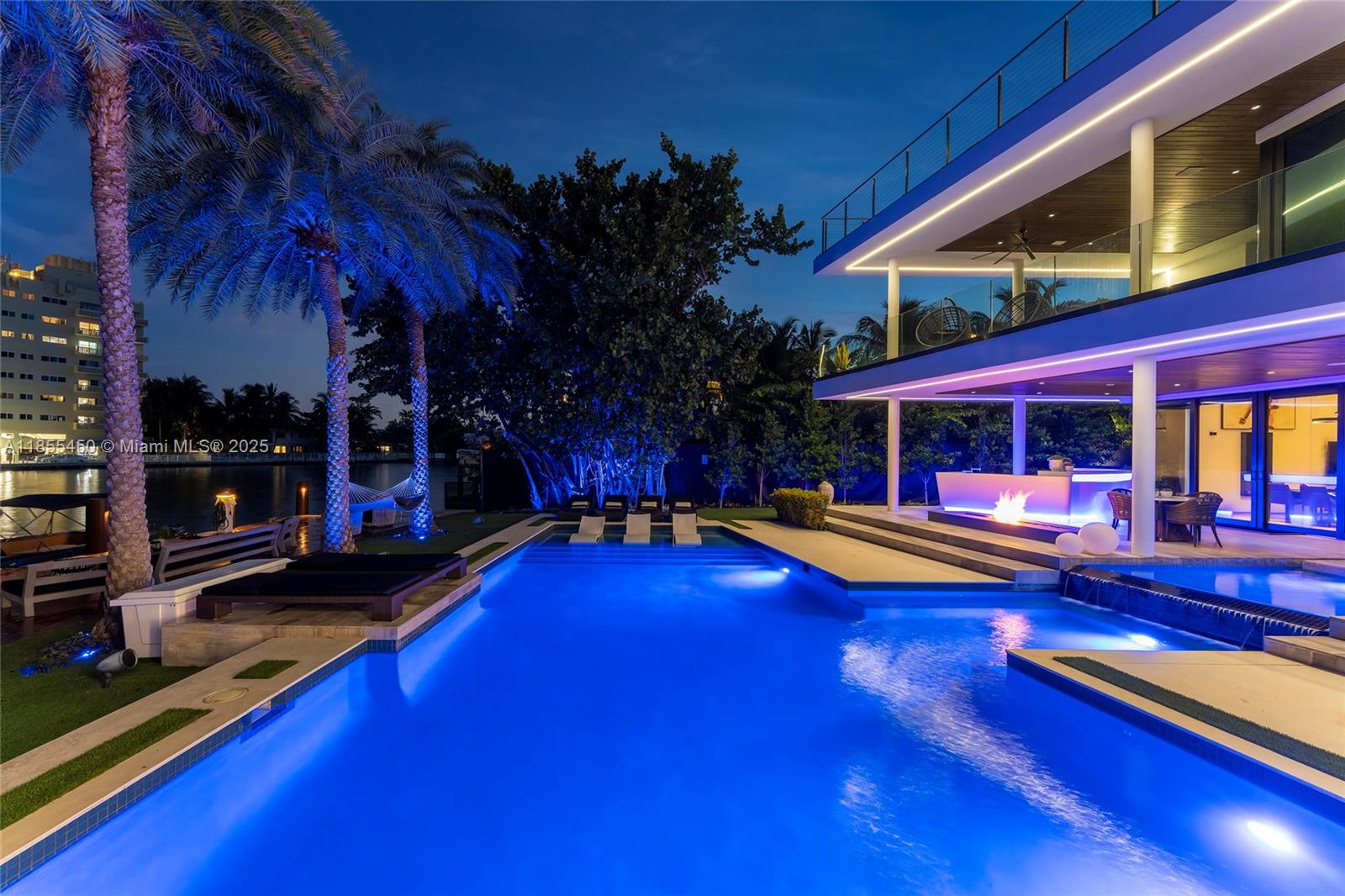 528 Lakeview Ct Miami Beach, FL 33140