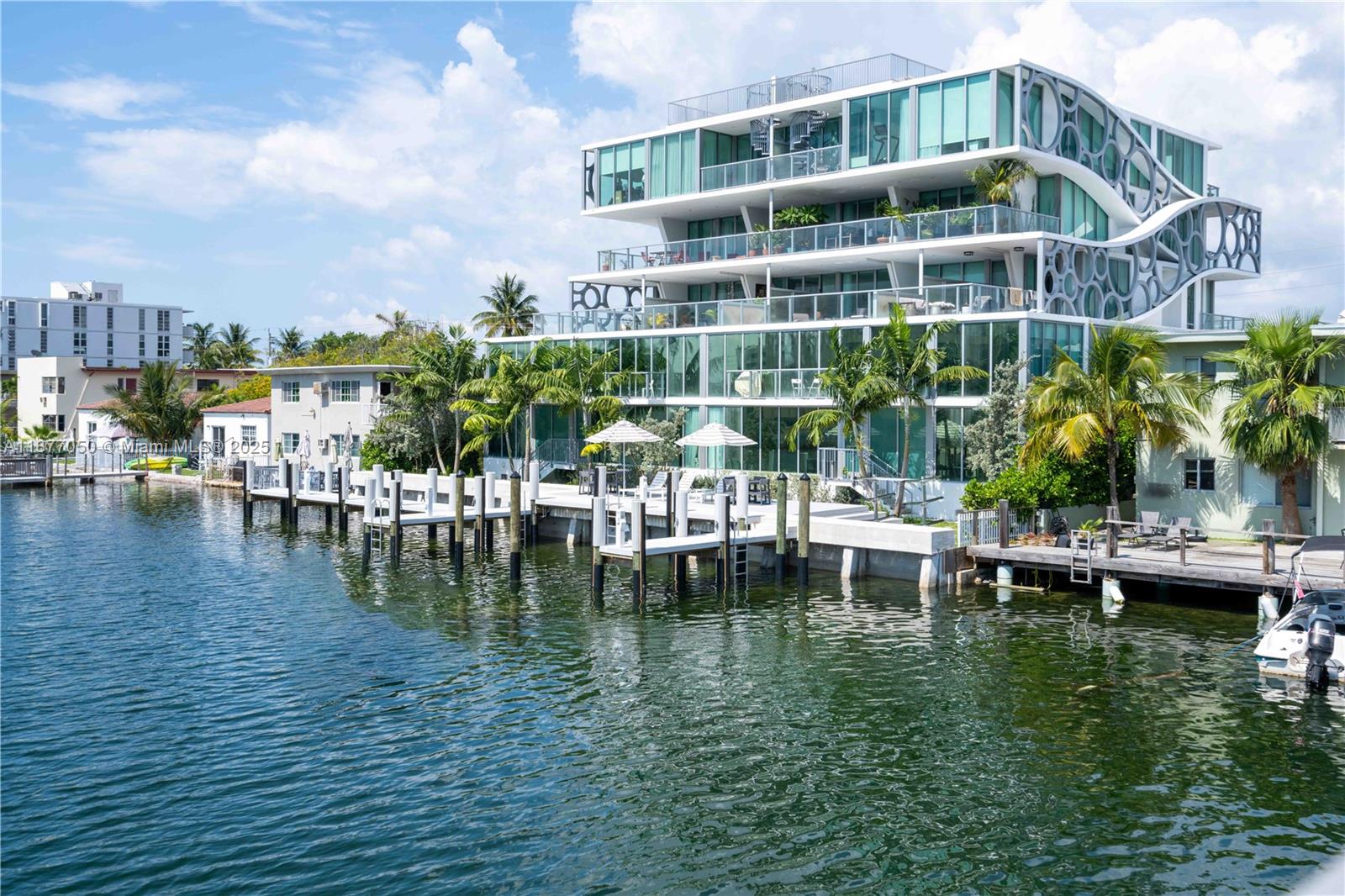 8425 Crespi Blvd #401