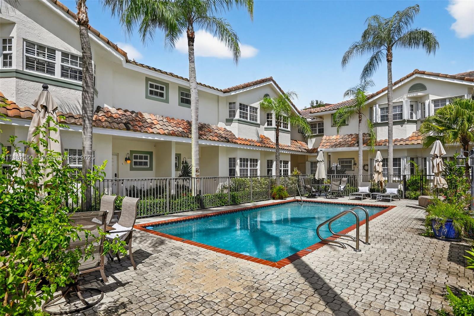 633 NE 9th Ave #2