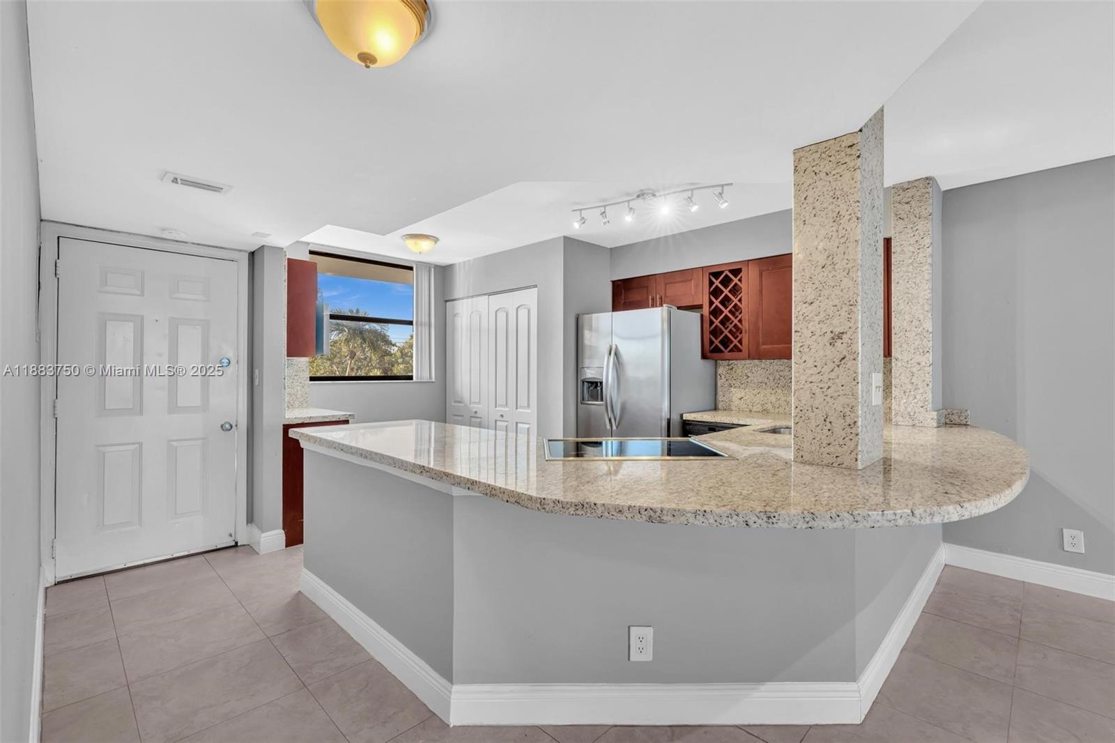 118 Lake Emerald Dr #207
